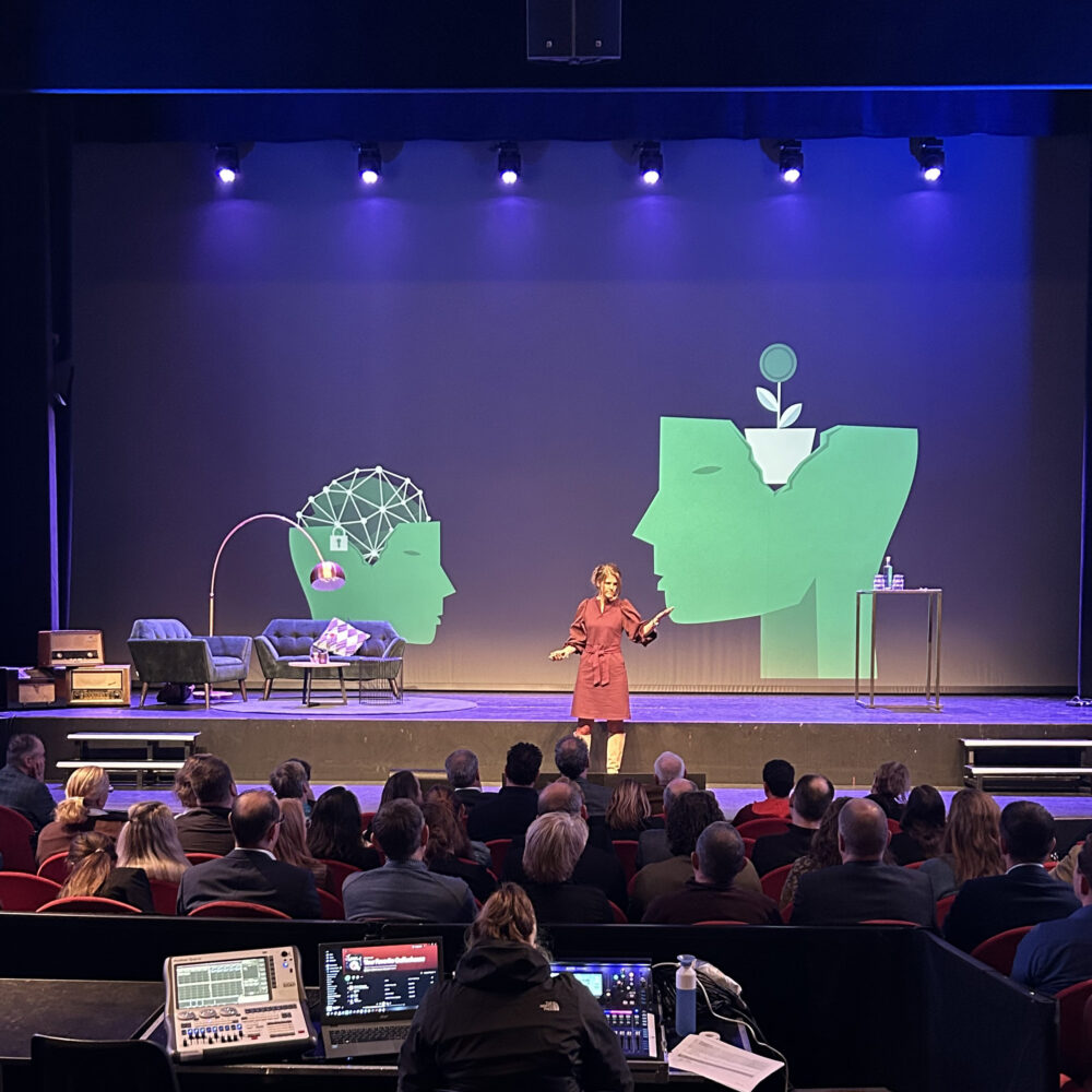 inspirerende vrouwelijke spreker psyche verandermanagement